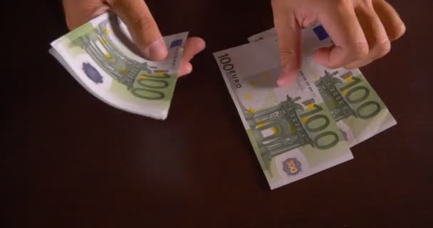 Succesvolle zakenman telt geld — Stockvideo