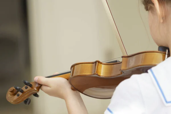 화이트 룸에서 바이올린을 연주하는 소녀 — 스톡 사진