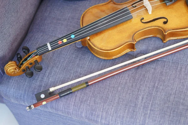 바이올린과 활 표면에 거짓말 — 스톡 사진