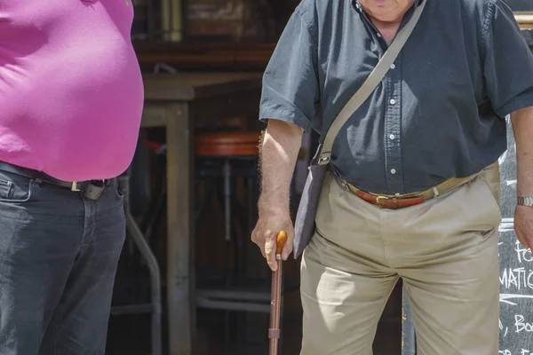 Adam değnek ile ayakta