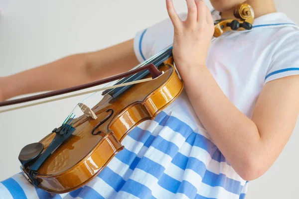 Girl playing violin in white room — Stock Photo, Image