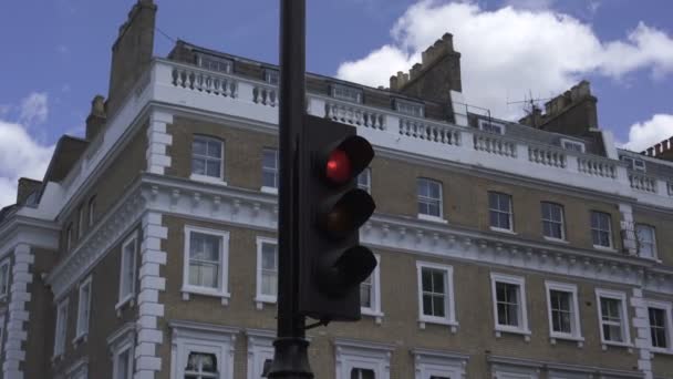 Semáforo en Londres con luz roja — Vídeos de Stock
