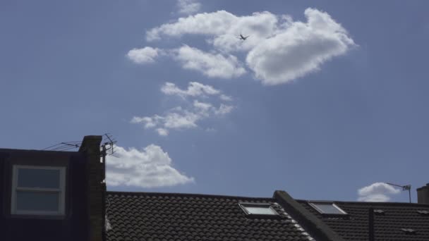 Letadlo Letí Daleko Obloze Střecha Domu Šindele Okna Antény Modrou — Stock video