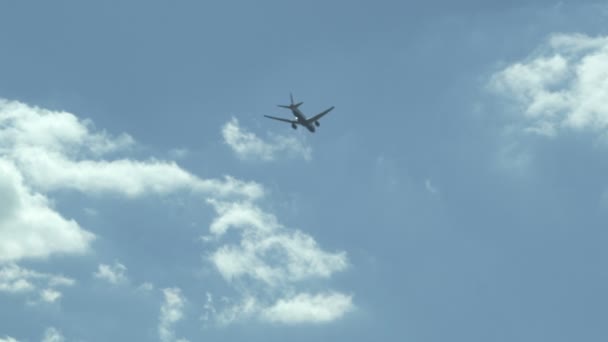Αεροπλάνο πετάει μακριά στον ουρανό — Αρχείο Βίντεο