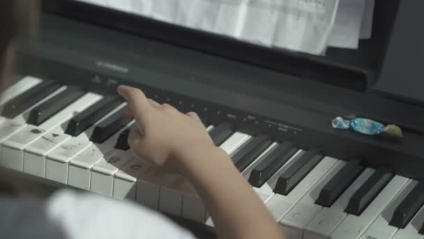 Menina tocando piano — Vídeo de Stock