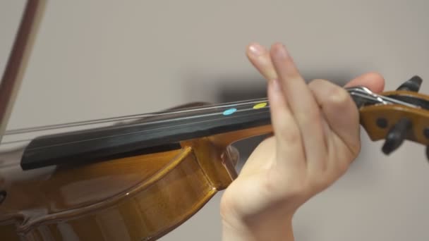 Child playing violin — Stock Video