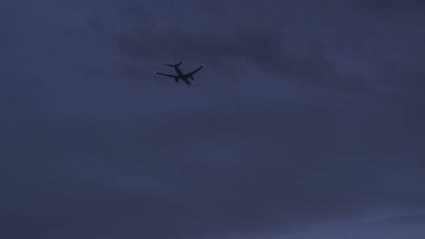 비행기는 밤에 하늘을 날아합니다 — 비디오