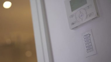 Parmak ışığı açmak için düğmeye basmadan