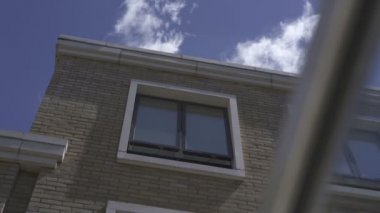 Tuğla ev Londra'da penceresinde