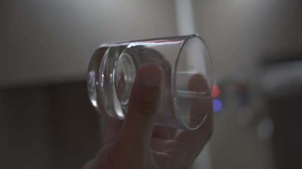 男子持杯水 — 图库视频影像