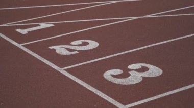 Atletik alan ile Londra'da işaretler. Koşu bandı. Spor için yer