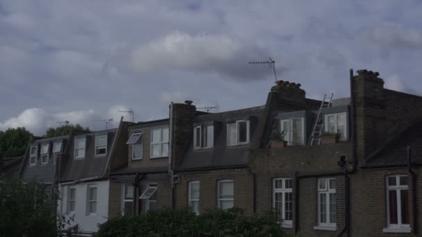 Sole splende e case a Londra — Video Stock
