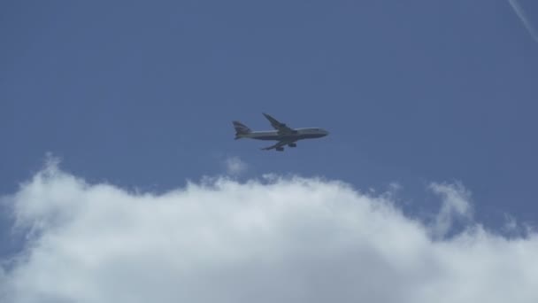 El avión vuela lejos en el cielo — Vídeo de stock