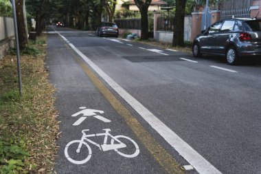 Kaldırımda bisiklet yol işaret boyalı
