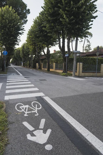 歩道に自転車道路標識が描かれました。 — ストック写真