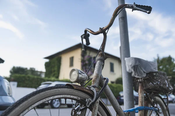 Старовинна велосипедна парковка з кошиком — стокове фото
