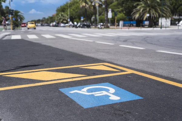 Märkning i bilen parkering för funktionshindrade — Stockfoto