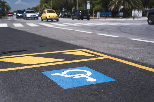 Märkning i bilen parkering för funktionshindrade — Stockfoto