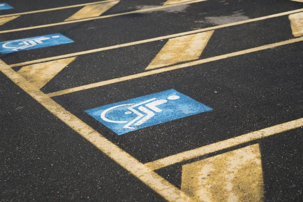 Markering in de parkeerplaatsen voor gehandicapten — Stockfoto