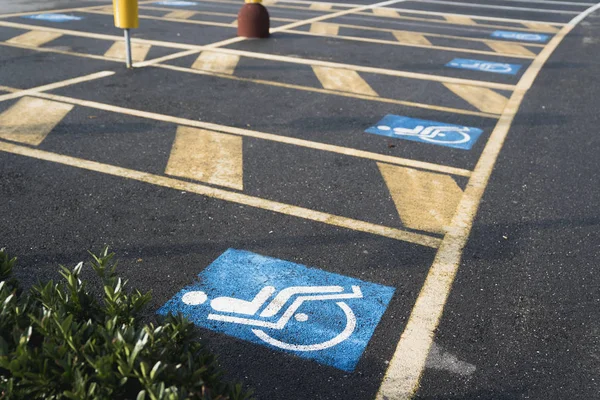 Označení v parkování pro tělesně postižené — Stock fotografie
