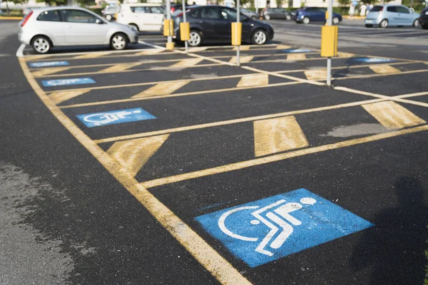 Markering in de parkeerplaatsen voor gehandicapten Rechtenvrije Stockfoto's