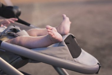 Yeni doğan bebek arabası mekanlarda uyku yalınayak