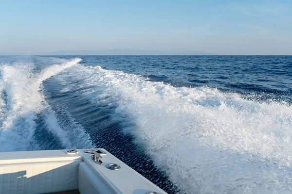 Captain Manages Yacht Sea Vacation Destination Summer Sunset — Stock Photo, Image