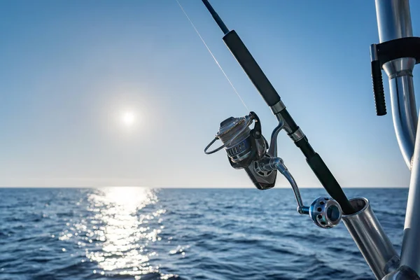 Caña Pescar Una Lancha Agua Salada Durante Día Pesca Océano — Foto de Stock