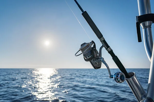 Angelrute Einem Salzwasser Motorboot Während Des Fischereitages Blauen Ozean Erfolgreiches — Stockfoto