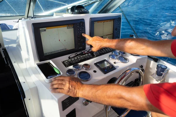 Kapitein Beheert Jacht Zee Vakantiebestemming Zomer Zonsondergang Stockfoto