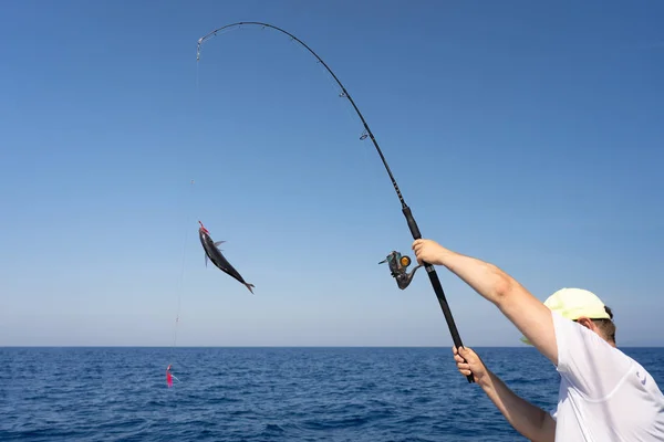 Fiskare fiske från båt i havet — Stockfoto