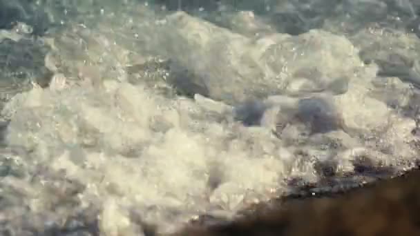 vague de la mer sur le sable de la plage de la mer gros plan 
