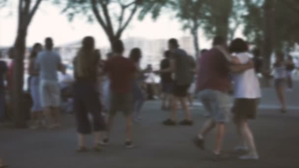 Turistas dançando na rua da cidade — Vídeo de Stock
