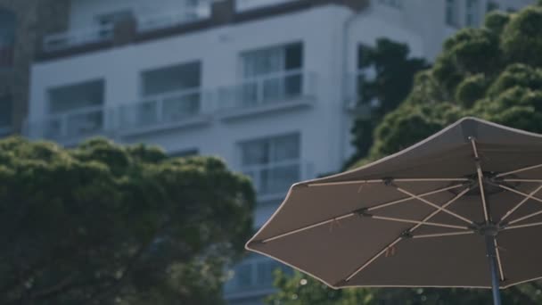 Wellness-Sonnenschirm im Seebad-Hotel — Stockvideo