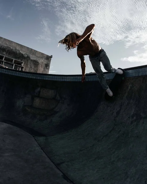 Patinaje Sobre Patinaje Masculino Longboard Skatepark Sumbawa Indonesia — Foto de Stock