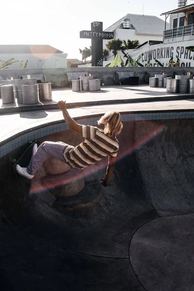 Young Man Skater Skating Longboard Bij Skatepark Sumbawa Indonesia — Stockfoto