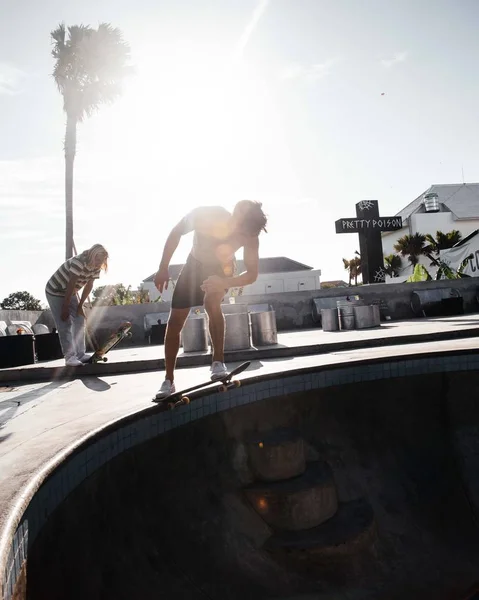 Jonge Mannelijke Schaatsers Schaatsen Longboard Bij Skatepark Sumbawa Indonesia — Stockfoto