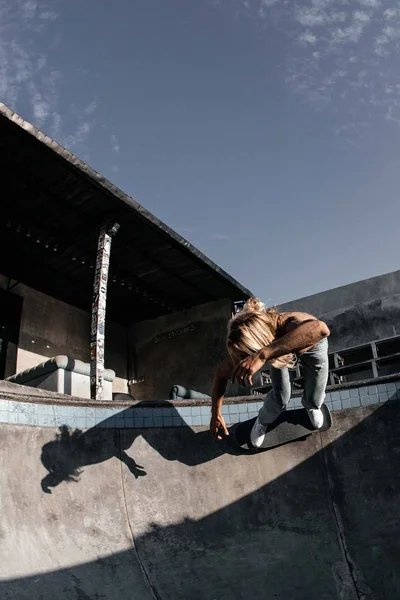 Young Male Skater Skating Longboard Skatepark Sumbawa Indonesia — Stock Photo, Image