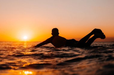 Dalgalar üzerinde gemide Erkek sörfçü 