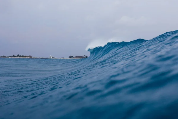 Belle Onde Oceaniche Sulla Spiaggia Delle Maldive — Foto Stock