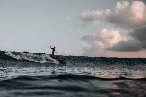 Młoda Kobieta Surfer Pokładzie Fali — Zdjęcie stockowe