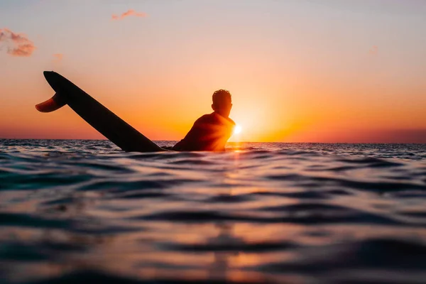 Dalgalar Üzerinde Gemide Erkek Sörfçü — Stok fotoğraf