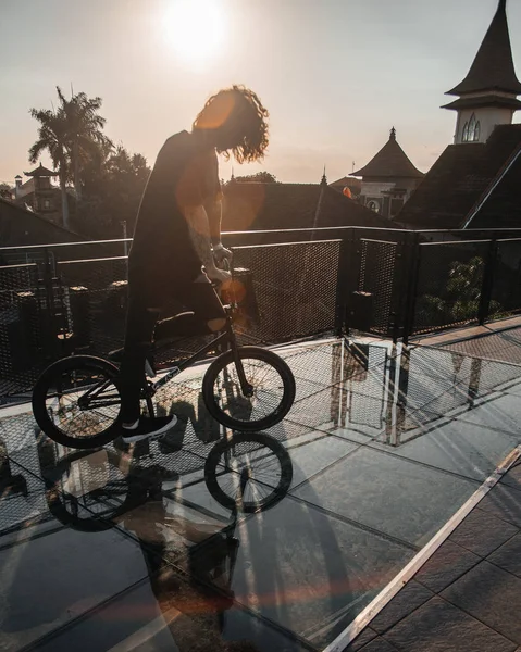 Giovane Uomo Bicicletta Sul Tetto Dell Edificio — Foto Stock