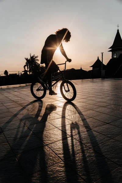 Fiatal Férfi Kerékpározás Tetőn Épület — Stock Fotó