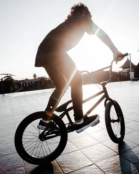 Jovem Montando Uma Bicicleta Telhado Edifício — Fotografia de Stock