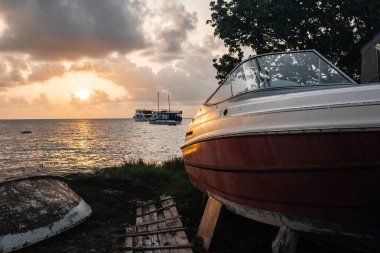 arka planda denizde gemileri ile plajda eski tekne