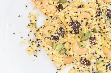 Tahıl kraker beyaz çanak üzerinde