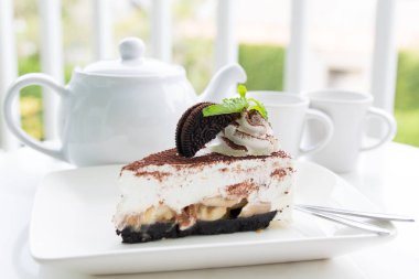 Bahçede çay seti ile çikolatalı kek