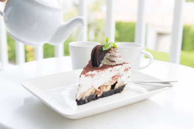 Bahçede çay seti ile çikolatalı kek