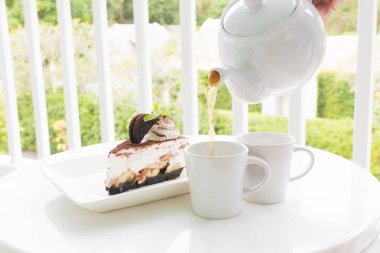 Bahçede çay seti ile çikolatalı kek